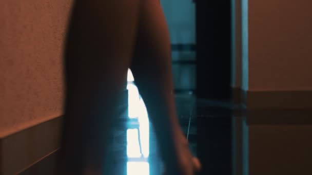 Pohled na ženu elegantně chodit do koupelny a otevřít dveře. Sexy holé nohy. Podlaze. — Stock video