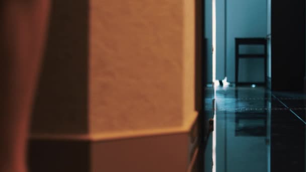 Vista de la mujer elegantemente caminar en el baño en el apartamento. Patas desnudas. En el piso. Caminando — Vídeo de stock