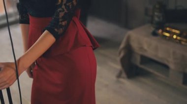 Mikrofonda sahnede parlak makyaj ile kırmızı etek Pretty caz vokalist