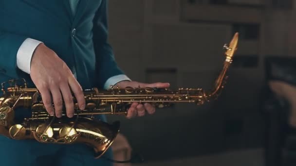 Saxofonista v modrém elegantním obleku hrát jazz na zlatý saxofon ve fázi. Hudba — Stock video