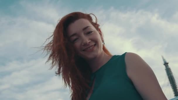 Pelo rojo chica feliz en barco a motor. Sonríe en cámara. Verano. Entretenimiento — Vídeo de stock