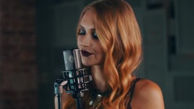 Kara merhem ile güzel vokalist gerçekleştirmek sahnede konser mikrofon. Caz