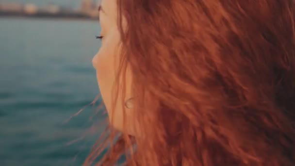 Retrato de cabelo vermelho menina vela no barco a motor. Belo pôr-do-sol. Relaxa. Sorria. — Vídeo de Stock