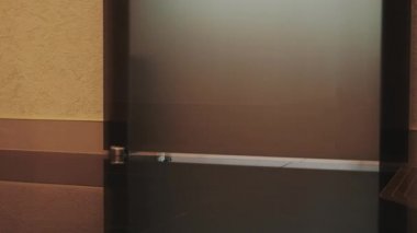 Kadın görünümünü zarif banyo açık kapıya gelip banyo üzerinde oturur.