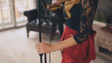 Parlak makyaj caz vokalisti şarkı mikrofon sahnede. Canlı performans.