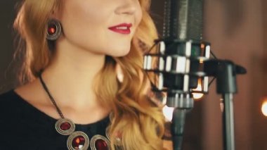 Vokalist kırmızı dudaklar ile portre yapmak mikrofon dans. Parmaklarını