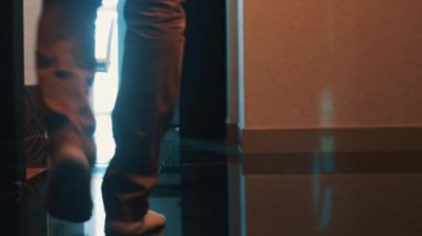 Erkek kot pantolon ve çorap yürüyüş dairede banyo görünümünü. Bacaklar. Yürüyüş