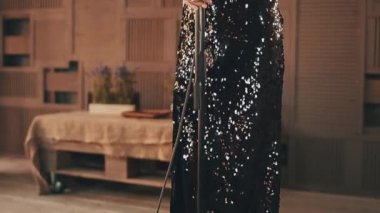 Çarpıcı elbiseli caz vokalisti ve saksofoncu elbiseli gerçekleştirmek sahnede. Dans