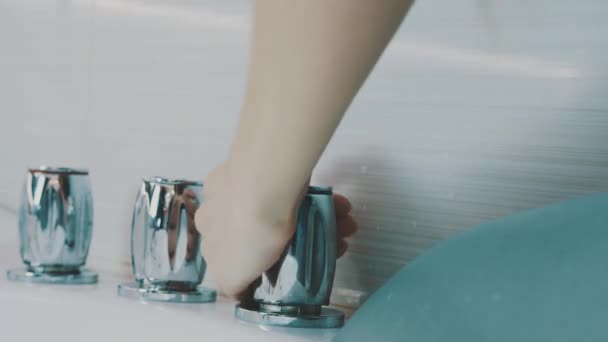 Девушка открытого металла светящийся кран ванны в ванной комнате. Воды. Доброе утро. Гигиена — стоковое видео