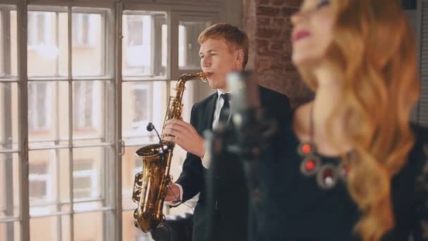 Jazz singer perform on stage with saxophonist. Duet. Live concert. Make up. — Stock Video