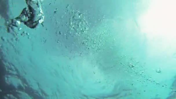 Mergulhadores nadam debaixo de água. Mergulhando em profundidade. A mergulhar. Bolhas. Água azul — Vídeo de Stock