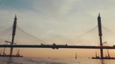 Büyük köprü City yaz akşamları. Güzel gün batımı. Nehir. Doğa.