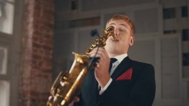 Ceketimi oyun üzerinde altın saksafon saksofoncu. Caz sanatçısı. Performans.