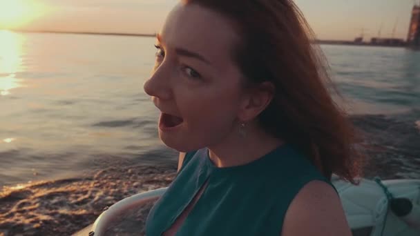 Cabelo vermelho menina feliz no barco a motor. Noite de verão. Entretenimento. Pôr do sol . — Vídeo de Stock