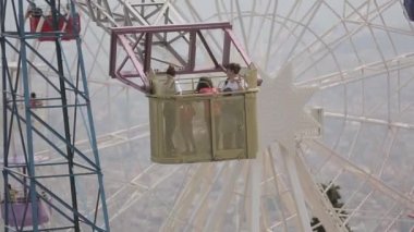 Barcelona, İspanya - 6 Haziran 2015: Kabin içinde insanlar kalmak demir VI