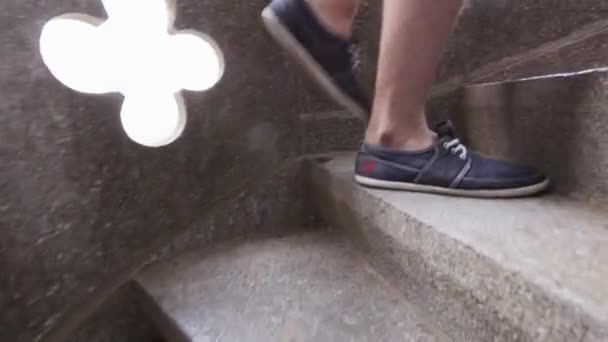 Barcelona, Spanje - 6 juni 2015: Uitzicht op man in sport schoenen lopen — Stockvideo