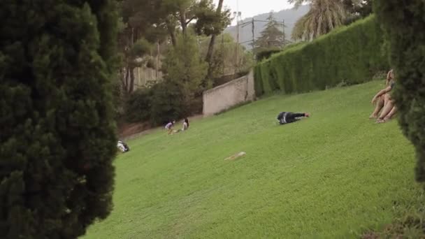 Barcelona, Spanien - 6 juni, 2015: Ung flicka rullar på grön gräsmatta — Stockvideo