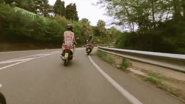 Barcelona, spanien - 6. juni 2015: rückseite der mädchen reiten auf scoo — Stockvideo