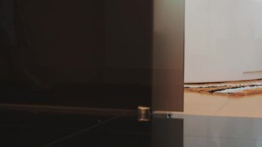 Bornoz kadında görünümünü banyoya sessizce yürümek ve banyo üzerinde otur.