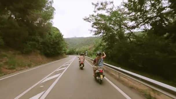 バルセロナ, スペイン - 2015 年 6 月 6 日: ヘルメットの人々 の裏面 — ストック動画