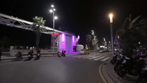 Barcelona, Španělsko – 6. června 2015: Výhled na noční město, silniční, palm — Stock video