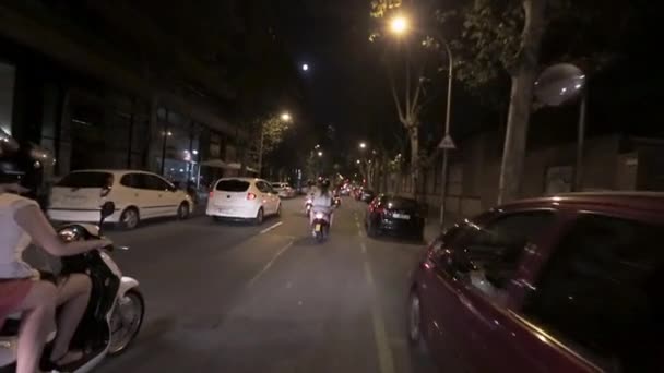 バルセロナ, スペイン - 2015 年 6 月 6 日: ヘルメットの背面側若い女の子 — ストック動画