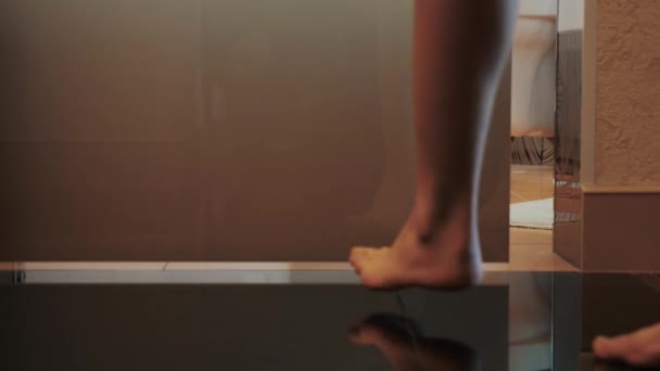 Nő séta fürdőszoba, nyitott ajtó és leülök WC. Halasztódik fehérnemű — Stock videók