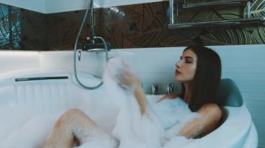 Mutlu kız banyo banyo köpük dolu zevk. Küvet. Sabun köpüğü ile oynamak.