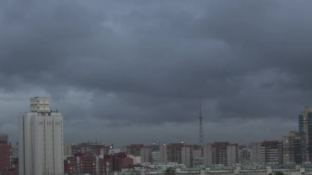 Blick auf graue Wolken über der Stadt. Lichter. Gebäude. Stadtbild. Sonnenuntergang. Zeitraffer. — Stockvideo