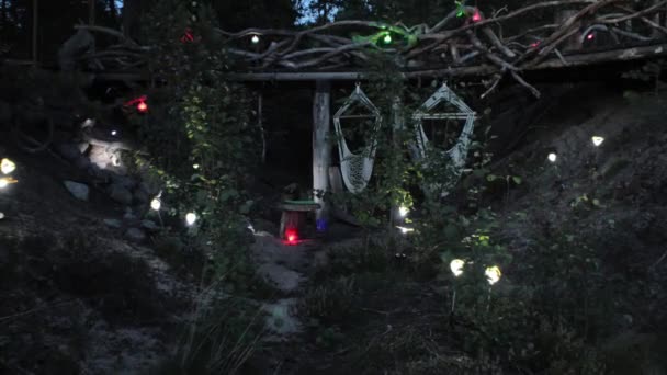 Blick auf bunte Taschenlampen in der Nacht in Wäldern. Hängematten. Natur. Zeitraffer — Stockvideo