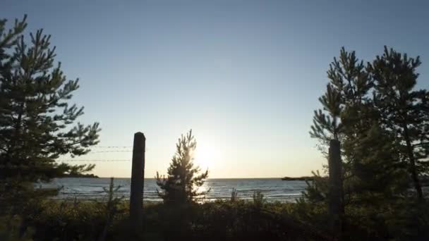 Vy över dagen förbi på kusten av havet. Gröna träd. Naturen. Solnedgång. Timelapse. — Stockvideo