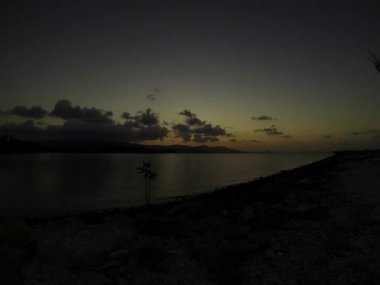 Deniz sahilinde geçti akşam görüntüleyin. Gökyüzündeki bulutlar. Nught. Doğa. Timelapse.