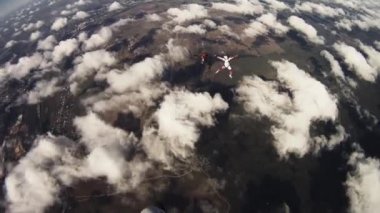 Skydivers oluşumu mavi gökyüzünde bulutlar üzerinde olun. Güneşli akşam. Yükseklik.