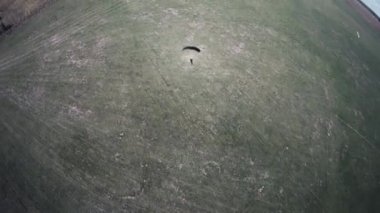 Açık yeşil sahada açılış skydiver. Sahne. Paraşüt. Aşırı spor.