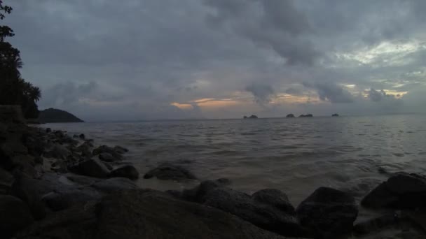 Вид на день пройшов на узбережжі моря. Сіре небо. Скелі. Погана погода. Тімелапсе . — стокове відео
