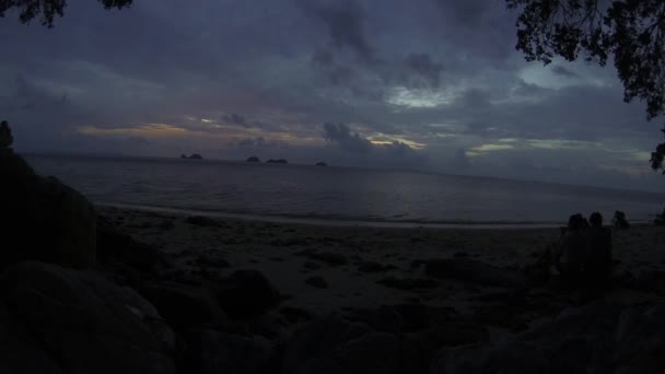 Vista de la noche pasó por la costa del mar. Cielo gris. Rocas. Puesta de sol. Cronograma . — Vídeos de Stock