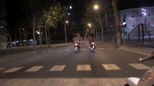 Barcelona, Španělsko – 6. června 2015: Zadní strana mladých lidí v helme — Stock video