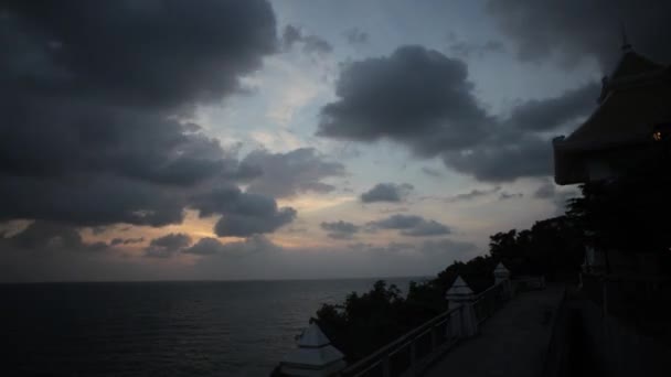 Hermoso amanecer nubes esponjosas en el cielo. Océano. Naturaleza. Belleza. Cronograma — Vídeos de Stock