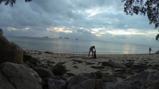 Vista das pessoas praia limpa. Mar. Céu cinzento Natureza. Mau tempo. Prazo de validade — Vídeo de Stock