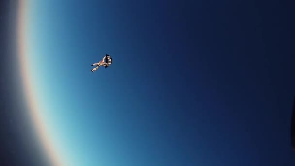 Parachutiste déclenche parachute en bleu. Moment dangereux. Adrénaline. Risque 