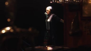 Scrubwoman paspas ile eldiven şarkı sahnede konser mikrofon. Çığlık.