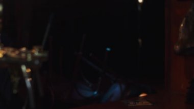 Scrubwoman eldiven sahnede konser mikrofon başlangıç şarkı müzik açmak.