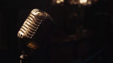 Sahne ışıkları altında sahne üzerinde konser mikrofon kalmak. Scrubwoman yalan üzerine bar standı.