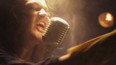 Scrubwoman vintage mikrofon club sahnede şarkı. Spot altında dans