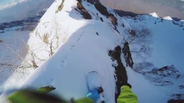 Snowboard backcountry karlı dağın tepesinden binmek. Güneşli bir gün. Aşırı