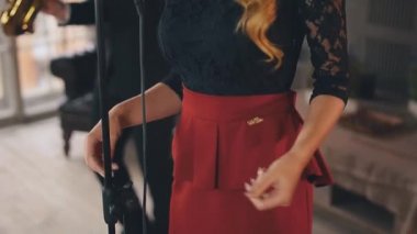 Caz vokalisti saksofoncu ile sahne alanı'nda gerçekleştirin. Parmak'ı tıklatın. Canlı konser