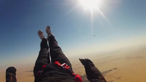 Skydiver pára-quedas aberto acima do deserto. Céu azul. Dia ensolarado. Desporto extremo — Vídeo de Stock