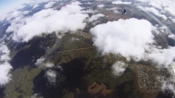 Skydiver kırmızı paraşüt alanı üzerinde gökyüzünde açılır. Manzara. Bulutlar. Yükseklik. — Stok video
