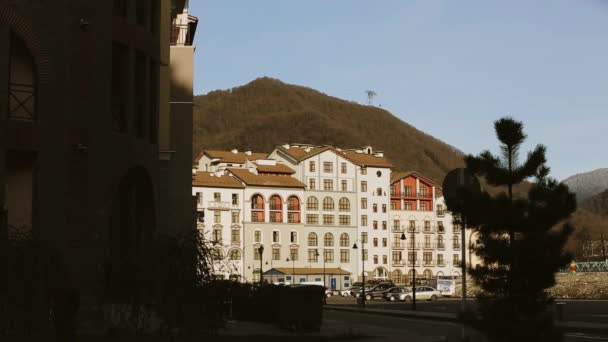 Épületek, a street-hegy lábánál. Napos este a város. Fenyő. — Stock videók