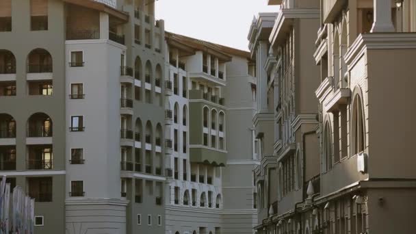 Vista en edificio moderno en la calle. Noche en la ciudad. Arquitectura. Fachada. Nadie. — Vídeo de stock